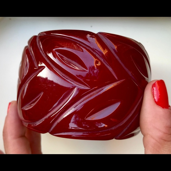 Red plastic resin leaf carved bangle. NWOT. - Picture 2 of 5